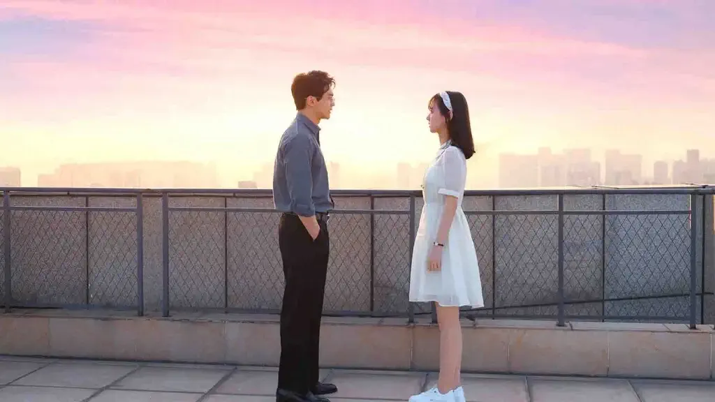 Cặp đôi nhân vật chính đối mặt nhau trên sân thượng lúc hoàng hôn, bối cảnh đẹp mắt và lãng mạn trong thế giới game THE VIG.