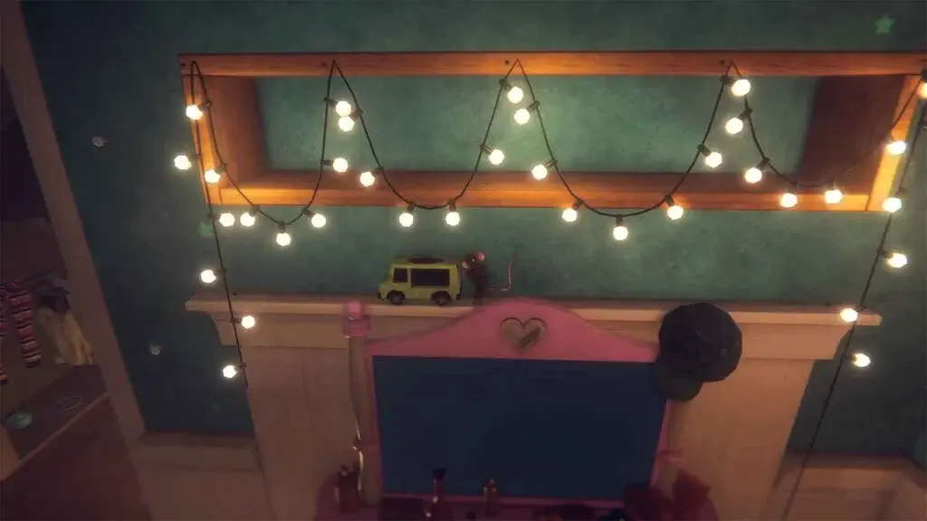 Một chú chuột nhỏ bé đang trốn sau một chiếc ô tô đồ chơi trên một chiếc kệ trang trí trong A Rats Quest: The Way Back Home.