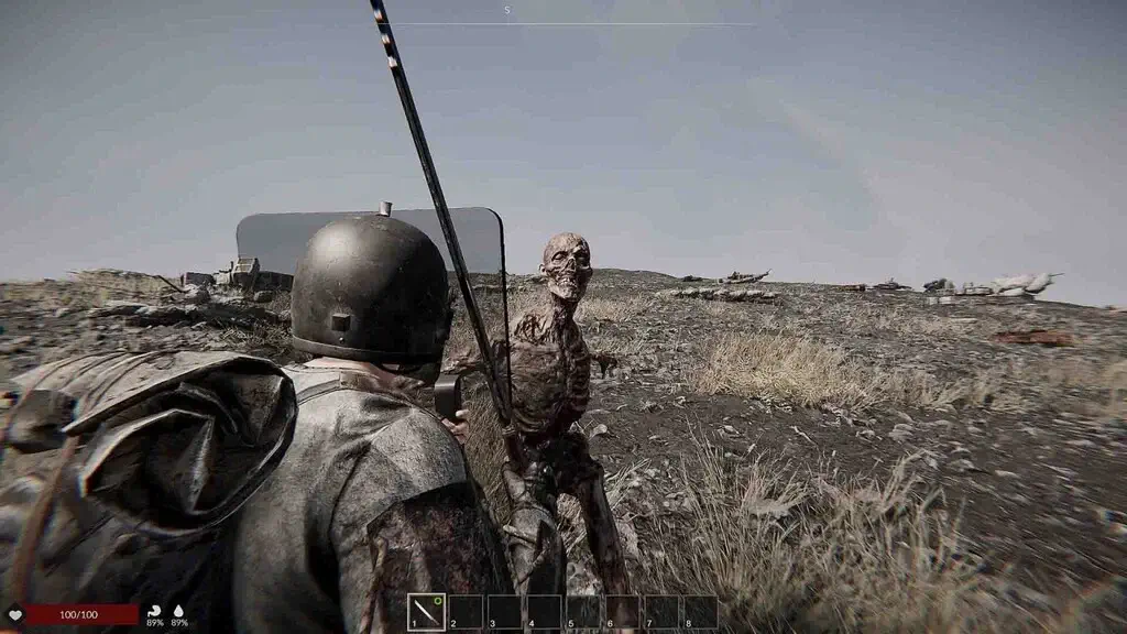 Nhân vật người chơi đối mặt với thây ma gầy gò trong thế giới hoang tàn của game Human Host.