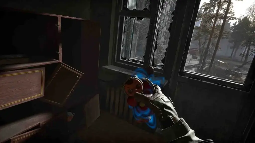 Tìm kiếm vật phẩm loot và artifact trong game Into the Radius 2