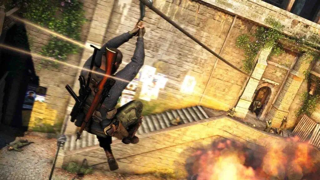 Cảnh đu dây zipline hành động kịch tính trên nền vụ nổ lớn trong game Sniper Elite 5.
