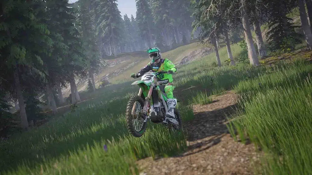 Tay đua Kawasaki băng qua đường mòn trong rừng game MXGP 2020